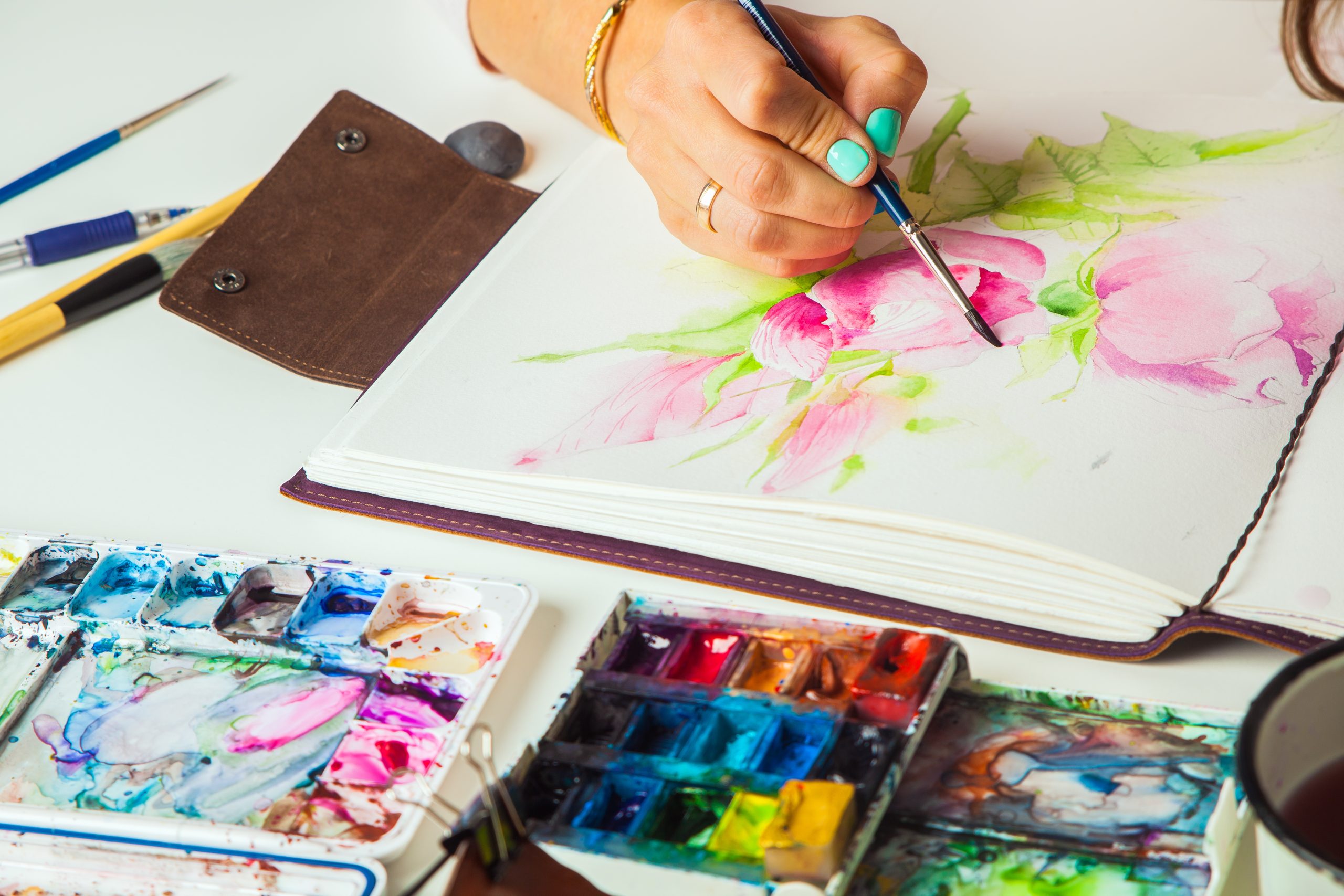 Close-up,A,Dark-haired,Artist,With,Bright,Nails,Paints,A,Thin