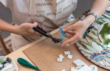 Workplace,Of,The,Mosaic,Master:,Women's,Hands,Holding,Tool,For