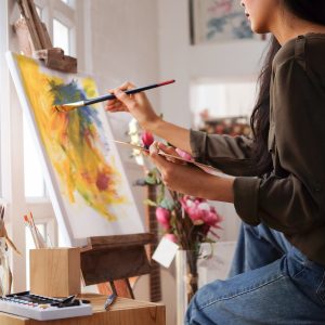 Cropped,Shot,View,Of,Woman,Painter,Sitting,On,The,Floor