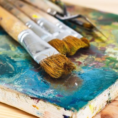 Artist's,Palette,With,Oil,Paints,And,Brushes,For,Painting