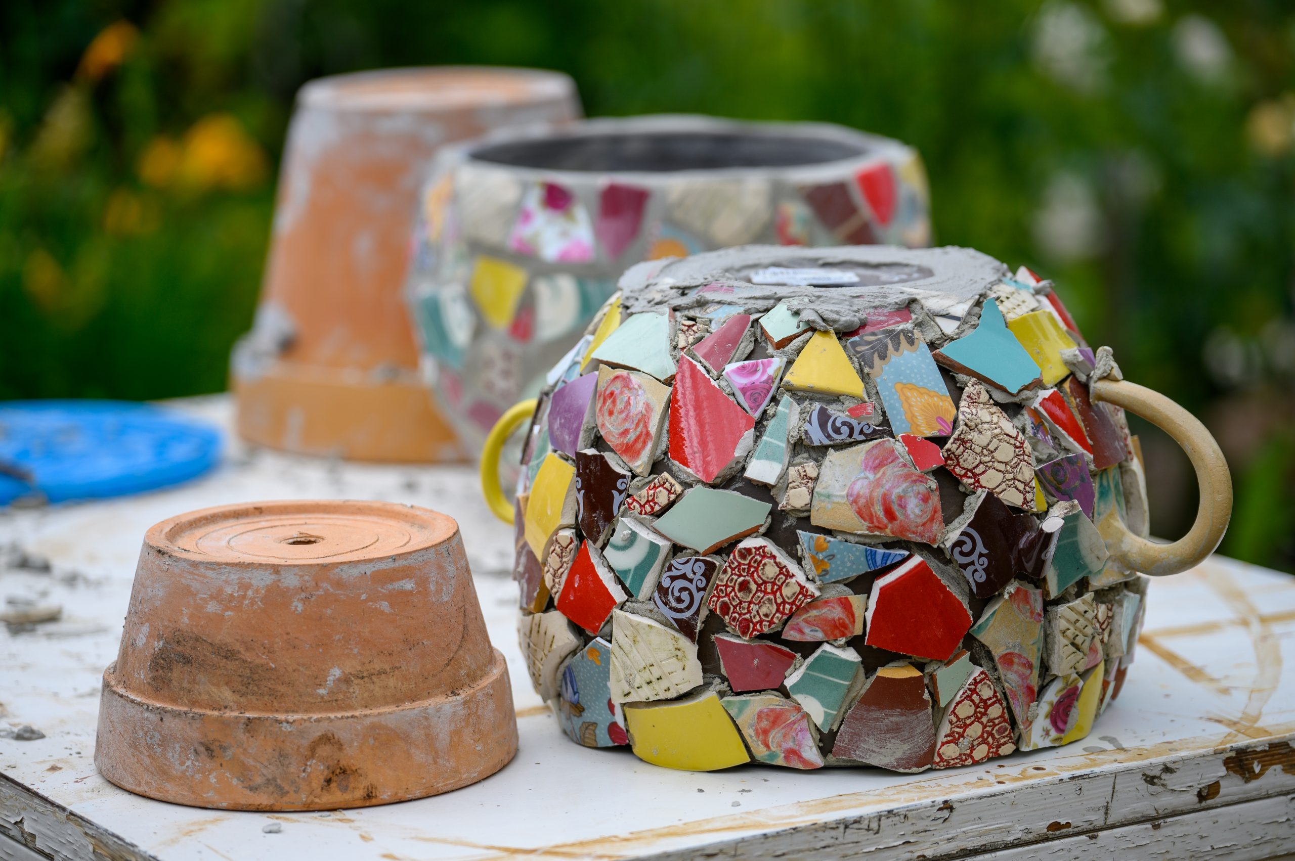 People,Decorate,Earthenware,With,Mosaic,Techniques,In,The,Master,Class